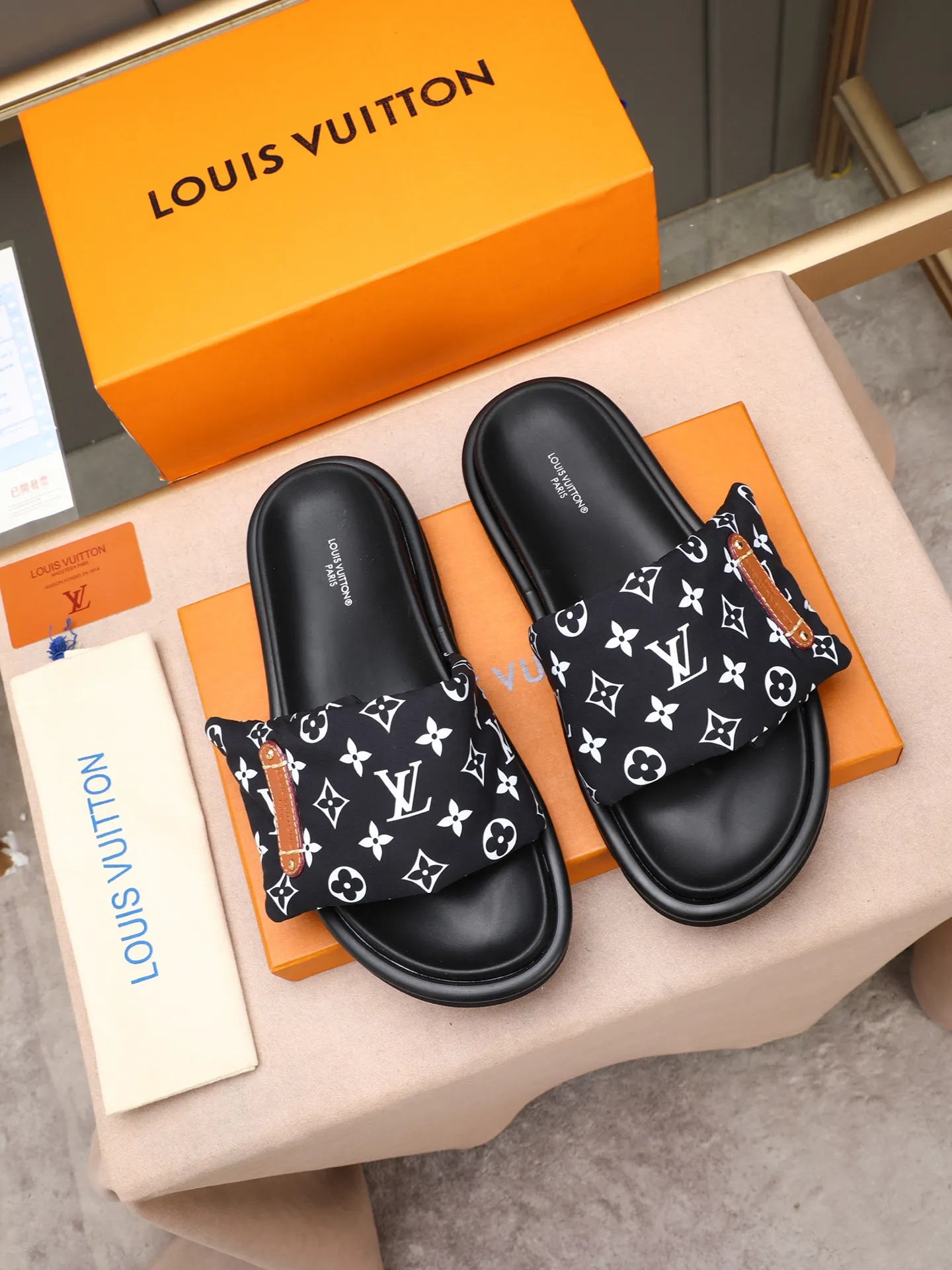PP360 [LOUIS VUITTON] Louis Vuitton, LV printing, men's and women's slippers are on the market. The drawer box packaging comes with a cloth bag and a card. The upper pattern looks very soft and waxy, and it is a super versatile leg slimming tool. Fabric: imported denim/canvas/old fabric, LV hardware LOGO, official website pattern printing, comfortable to wear, feet: high-elastic PU water table. Sole: foam sole, heel height: about 5cm. Code number: 35-46, 35, 45, 46 are custom-made and non-returnable. Color: multiple colors and styles available.